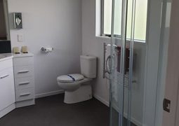 suite bathroom
